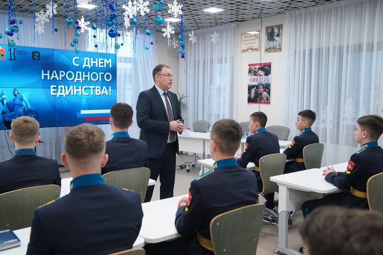 Илья Середюк рассказал кадетам о подвиге предков и ответил на их вопросы