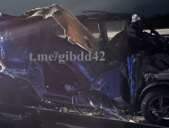 В Прокопьевском округе грузовик превратил иномарку в груду смятого металла