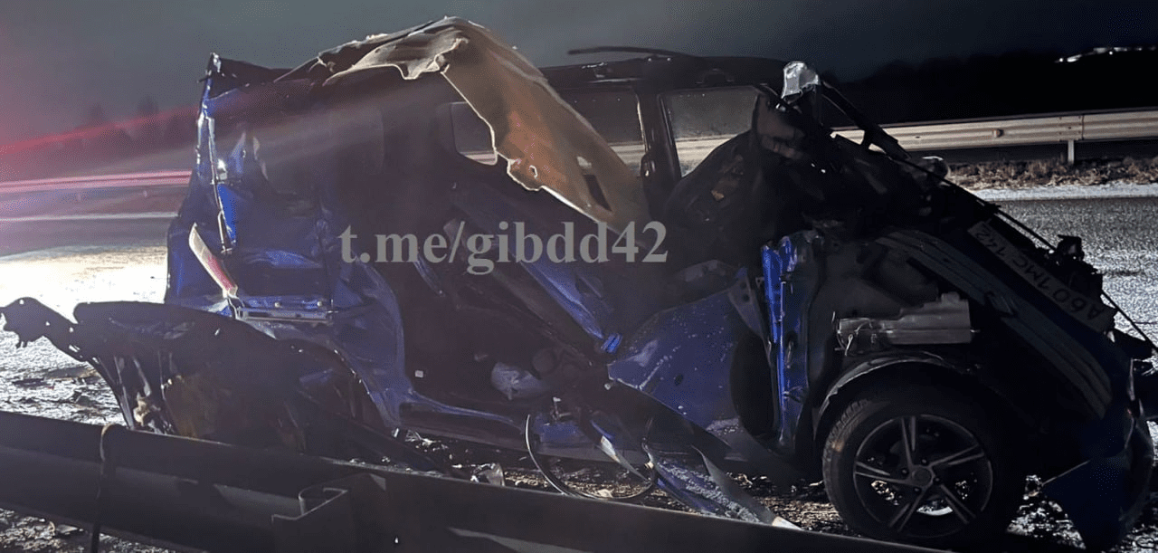 В Прокопьевском округе грузовик превратил иномарку в груду смятого металла