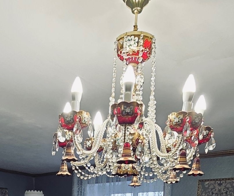 В Кузбассе автоледи погасила долги по штрафам, чтобы не лишиться дорогой люстры