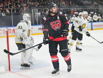 Кузбасский хоккеист установил рекорд ВХЛ по заброшенным шайбам