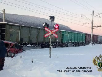 Поезд  врезался в легковую машину в Таштагольском округе