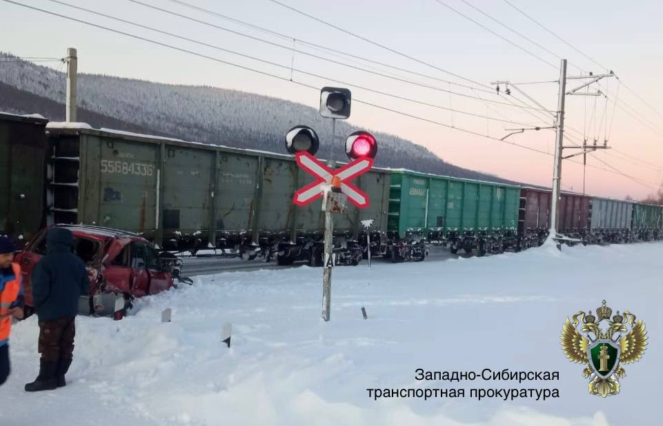 Поезд  врезался в легковую машину в Таштагольском округе