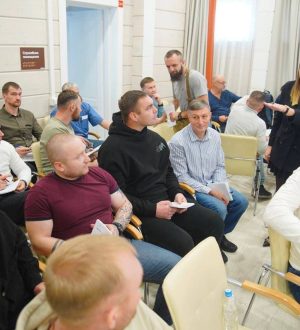 В Кемеровской области планируют расширять программы трудоустройства и обучения для ветеранов СВО