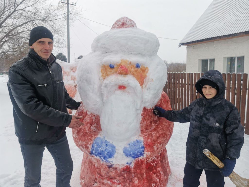 В Кемерове семья соорудила новогодний мини-городок возле дома