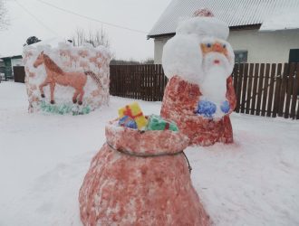 В Кемерове семья соорудила новогодний мини-городок возле дома