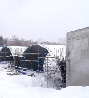 В Кемерове начали монтировать пешеходный мост через Искитимку