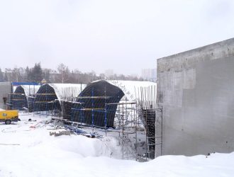 В Кемерове начали монтировать пешеходный мост через Искитимку