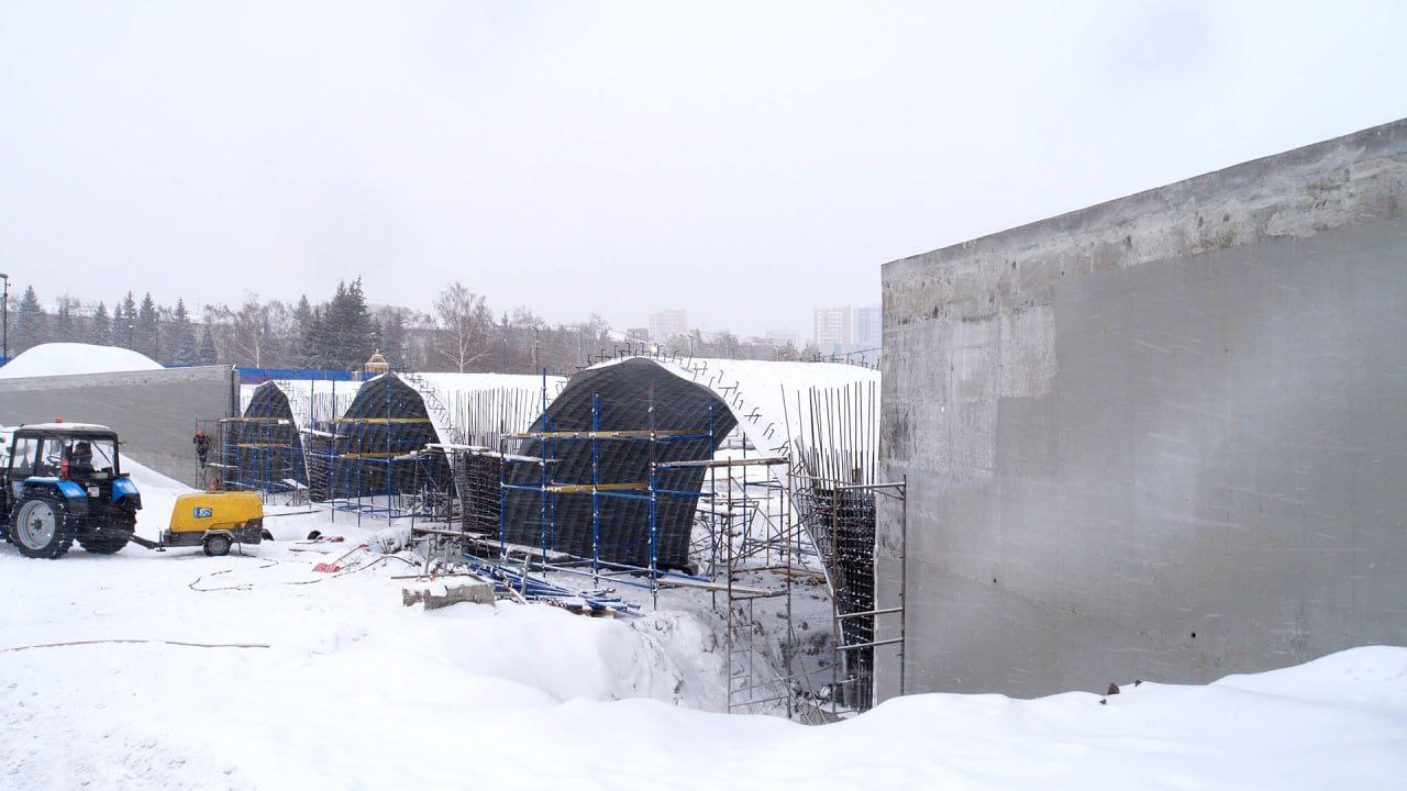 В Кемерове начали монтировать пешеходный мост через Искитимку