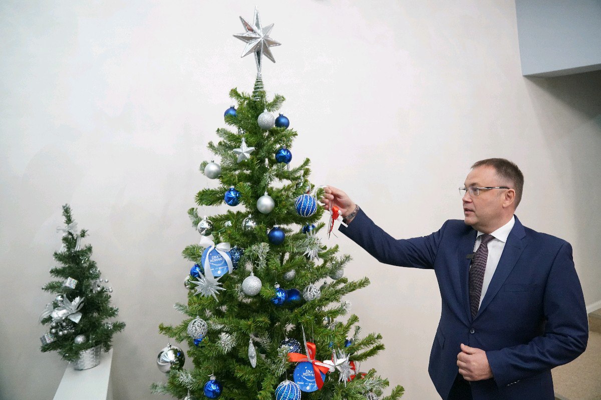 Роль в театре и аквариум: Илья Середюк поможет детям исполнить новогодние мечты