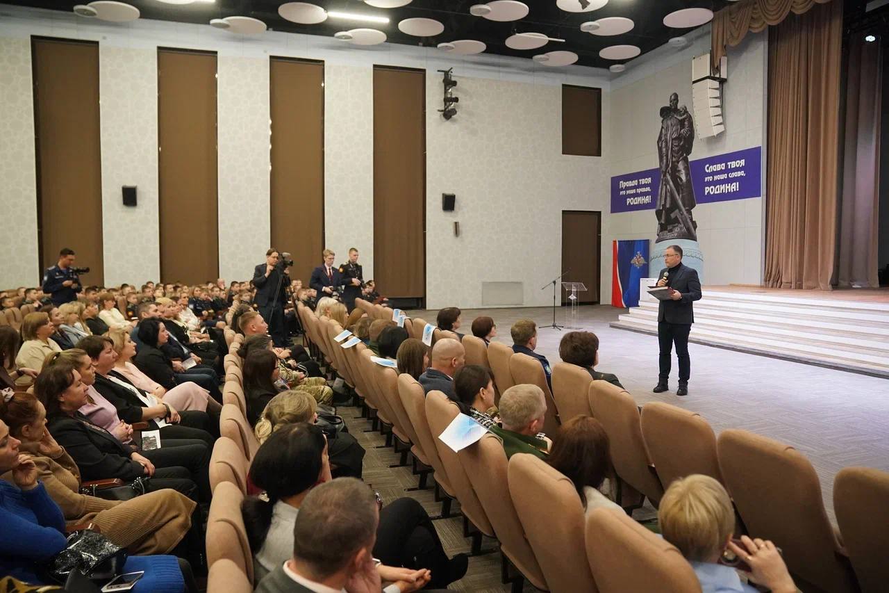 Илья Середюк рассказал кадетам о Героях Советского Союза и России из Кузбасса