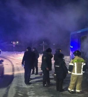 Рейсовый автобус загорелся на въезде в Тайгу