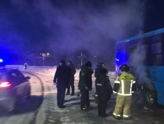 Рейсовый автобус загорелся на въезде в Тайгу