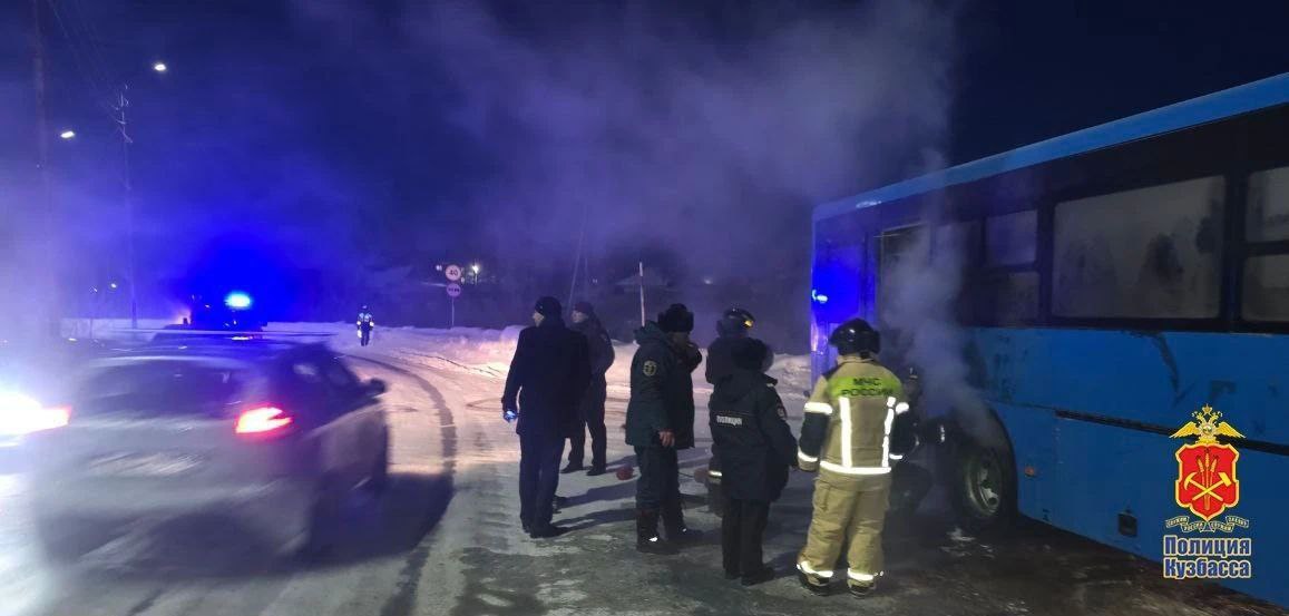 Рейсовый автобус загорелся на въезде в Тайгу