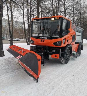 Уличный универсал кузбасского производства вышел на расчистку Кемерова от снега