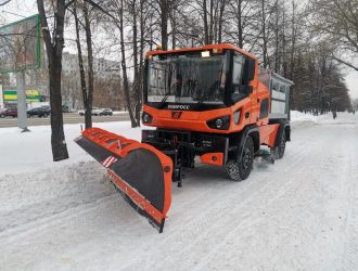 Уличный универсал кузбасского производства вышел на расчистку Кемерова от снега