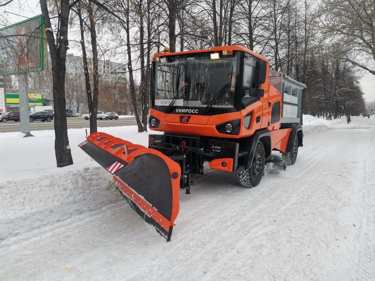 Уличный универсал кузбасского производства вышел на расчистку Кемерова от снега