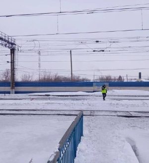 В Кузбассе студентку доставили в больницу после столкновения с электричкой