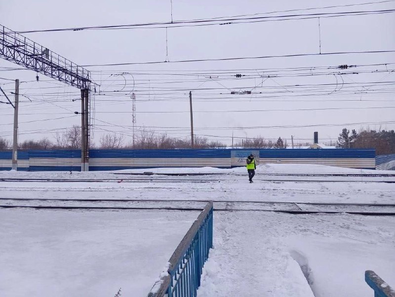 В Кузбассе студентку доставили в больницу после столкновения с электричкой