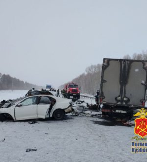 В Кузбассе три человека погибли при столкновении легковушки с фургоном на трассе
