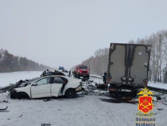 В Кузбассе три человека погибли при столкновении легковушки с фургоном на трассе