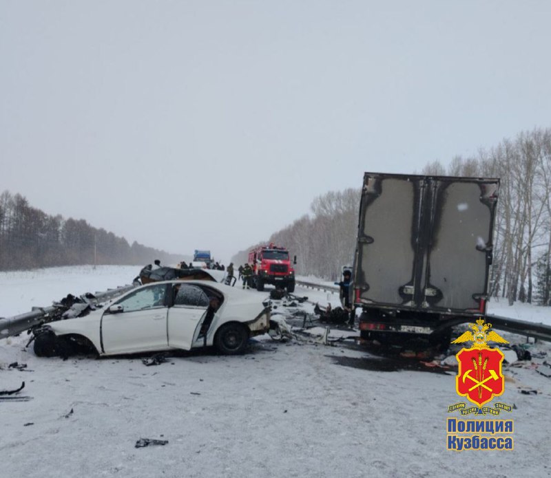В Кузбассе три человека погибли при столкновении легковушки с фургоном на трассе