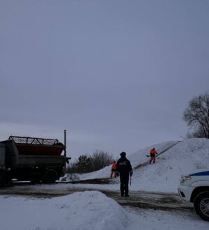 Опасную снежную горку засыпали в Ленинске-Кузнецком