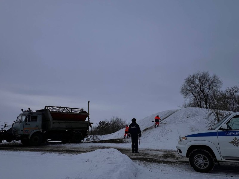 Опасную снежную горку засыпали в Ленинске-Кузнецком