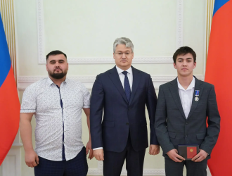 Двух отважных кузбассовцев наградили за спасение людей в критических ситуациях