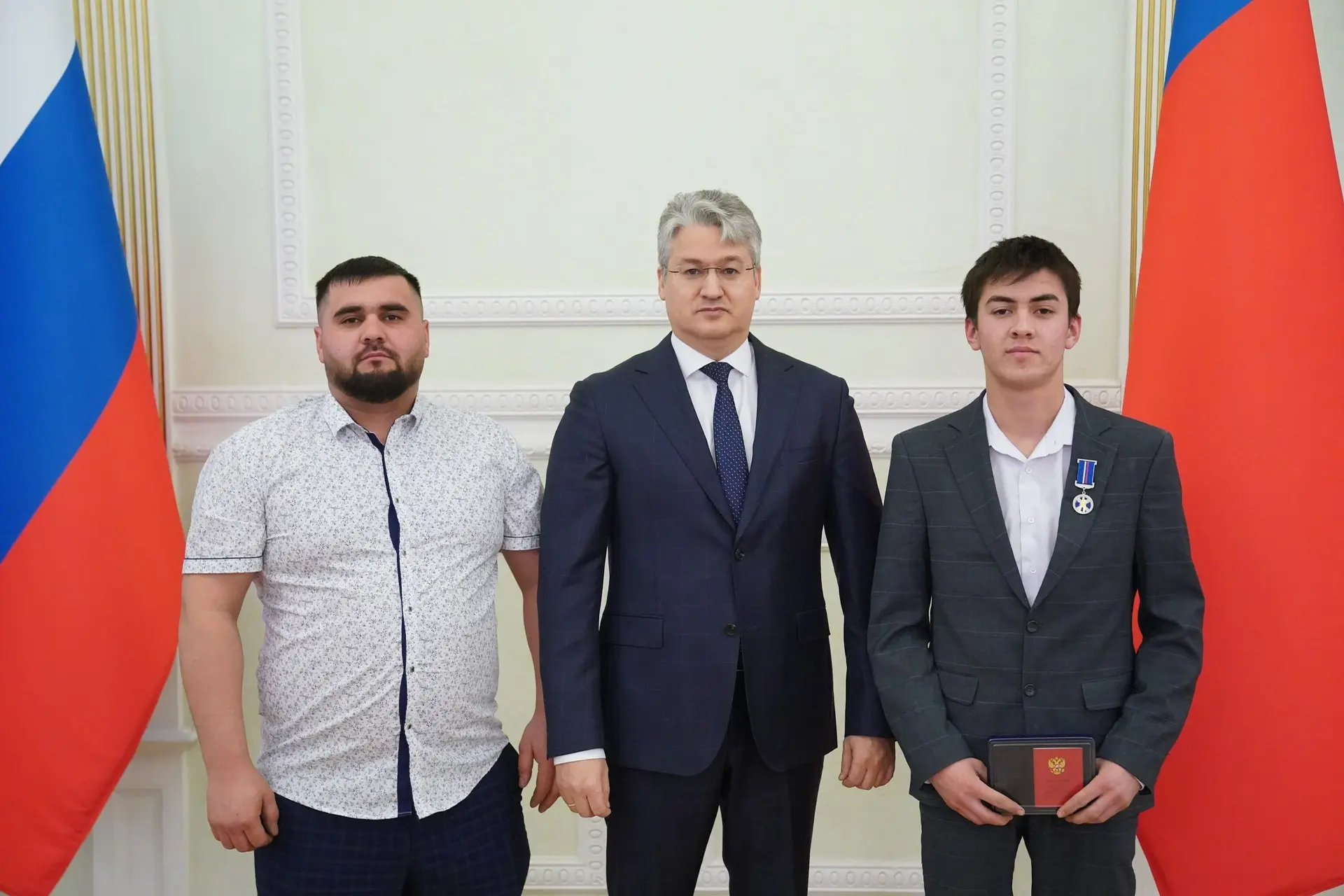 Двух отважных кузбассовцев наградили за спасение людей в критических ситуациях