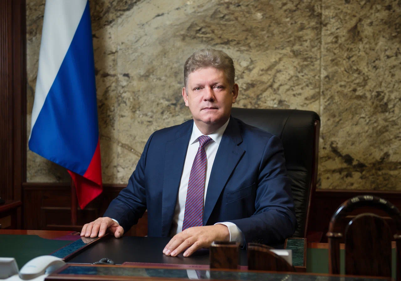 Анатолий Серышев поздравил женщин с Днем матери