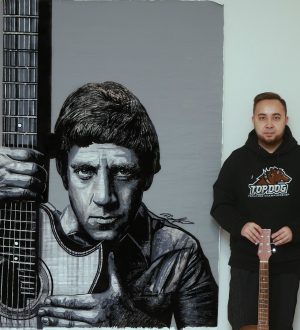 Кузбасский художник создал портрет Высоцкого из книжных страниц