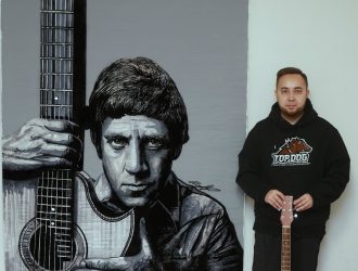 Кузбасский художник создал портрет Высоцкого из книжных страниц