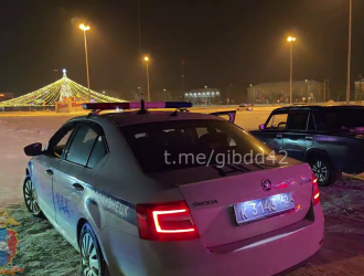В Новокузнецке наказали дрифтера, который гонял по парковке на украшенной гирляндой машине