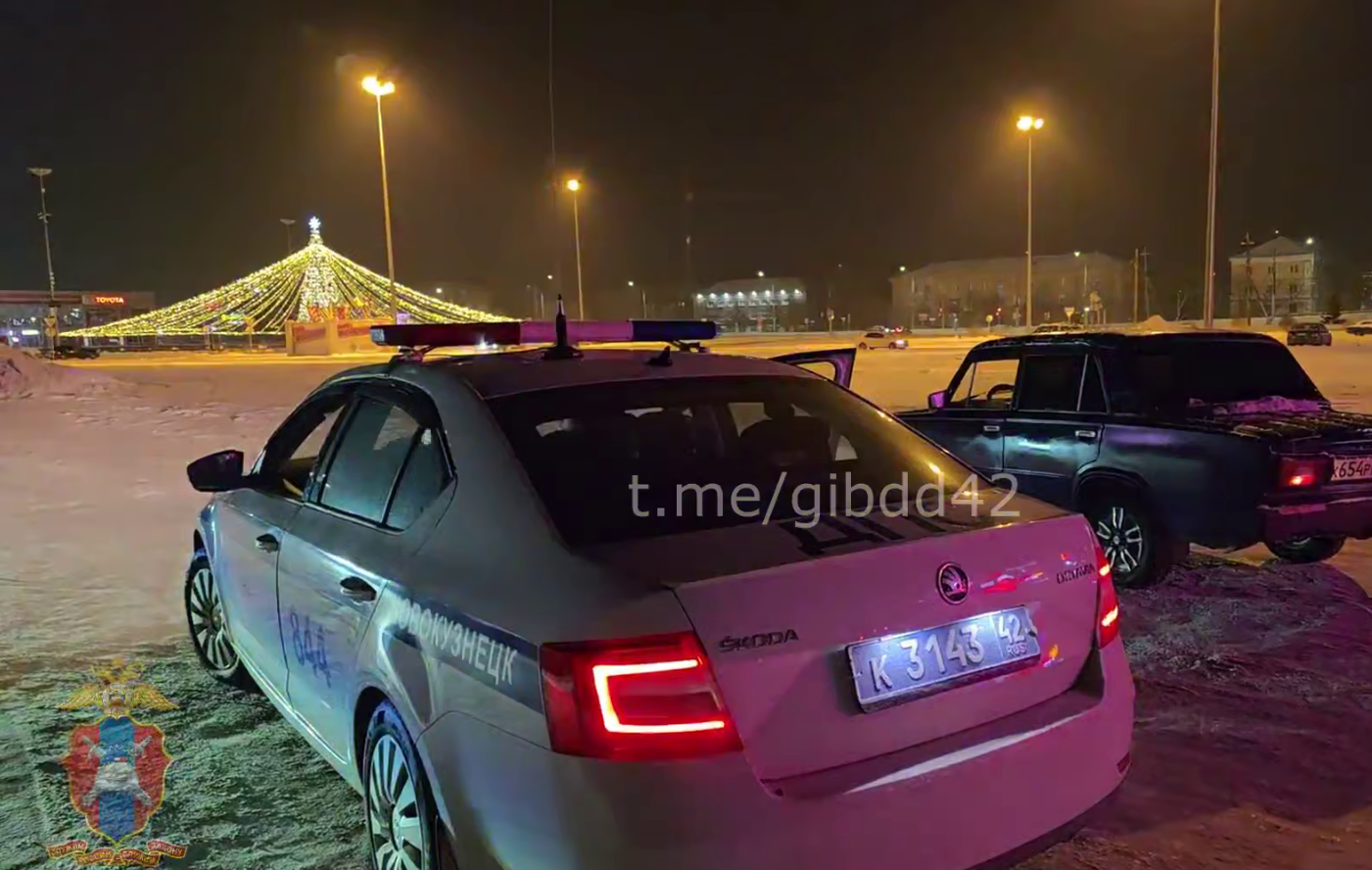 В Новокузнецке наказали дрифтера, который гонял по парковке на украшенной  гирляндой машине