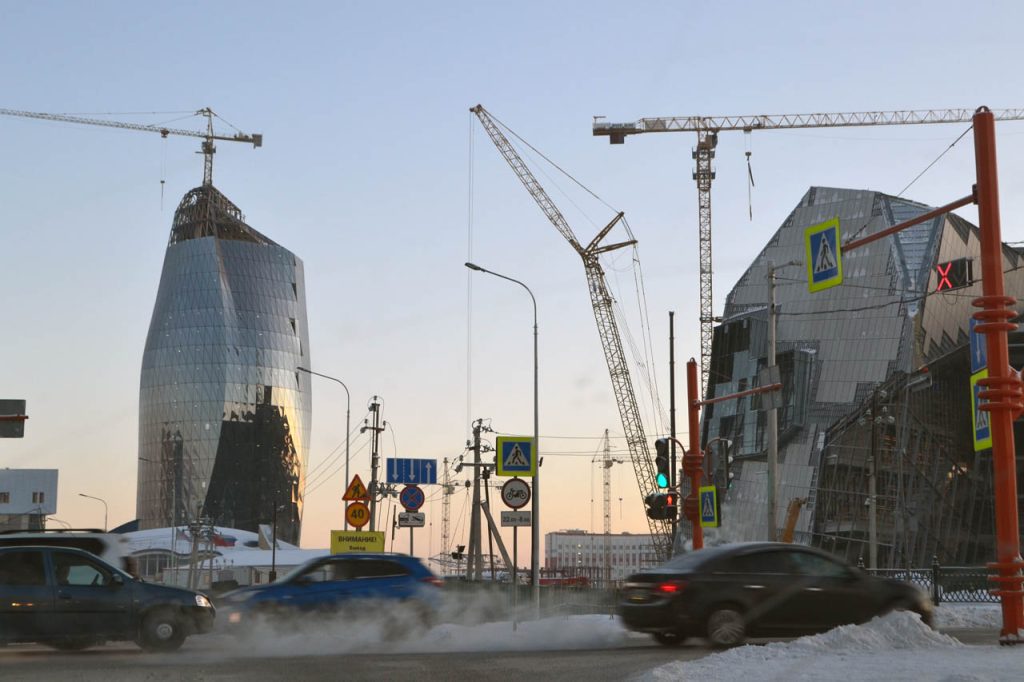 Пустые улицы, туманный горизонт и яркое солнце: фоторепортаж с улиц морозного Кемерова