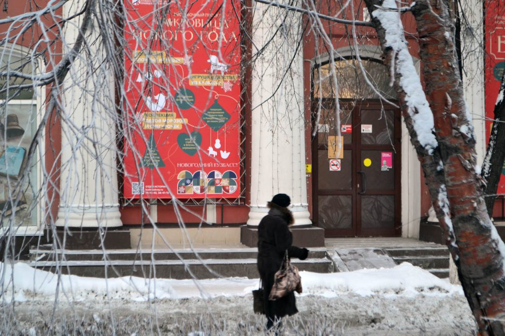 Пустые улицы, туманный горизонт и яркое солнце: фоторепортаж с улиц морозного Кемерова