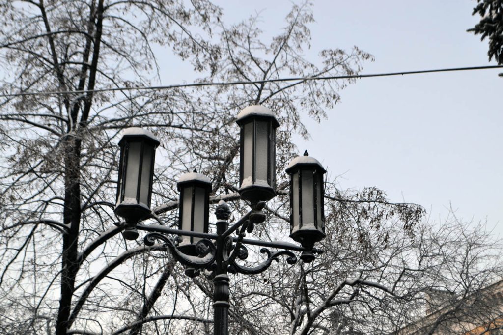 Пустые улицы, туманный горизонт и яркое солнце: фоторепортаж с улиц морозного Кемерова