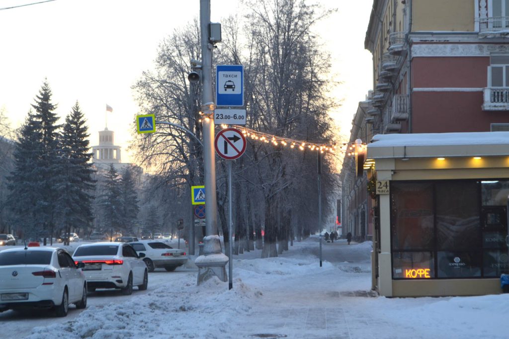 Пустые улицы, туманный горизонт и яркое солнце: фоторепортаж с улиц морозного Кемерова