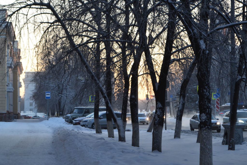 Пустые улицы, туманный горизонт и яркое солнце: фоторепортаж с улиц морозного Кемерова