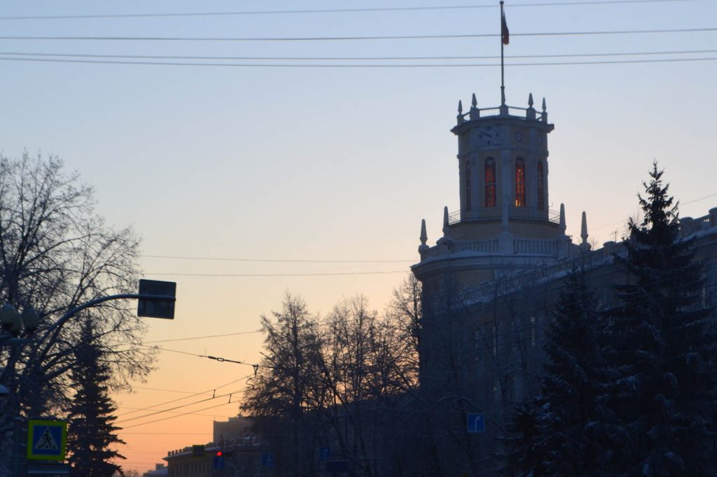 Пустые улицы, туманный горизонт и яркое солнце: фоторепортаж с улиц морозного Кемерова