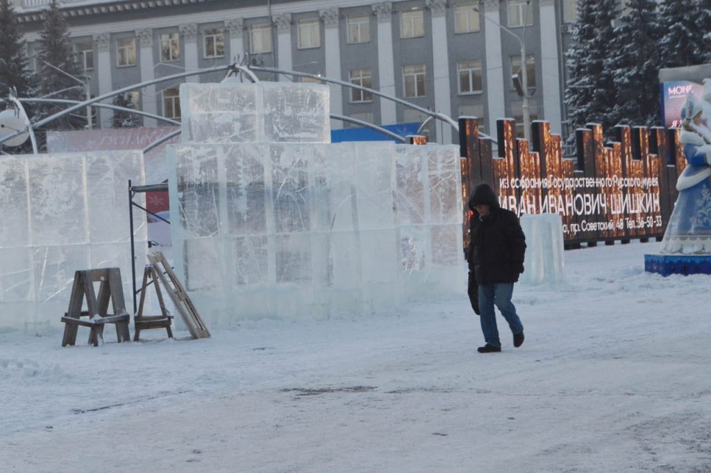Пустые улицы, туманный горизонт и яркое солнце: фоторепортаж с улиц морозного Кемерова