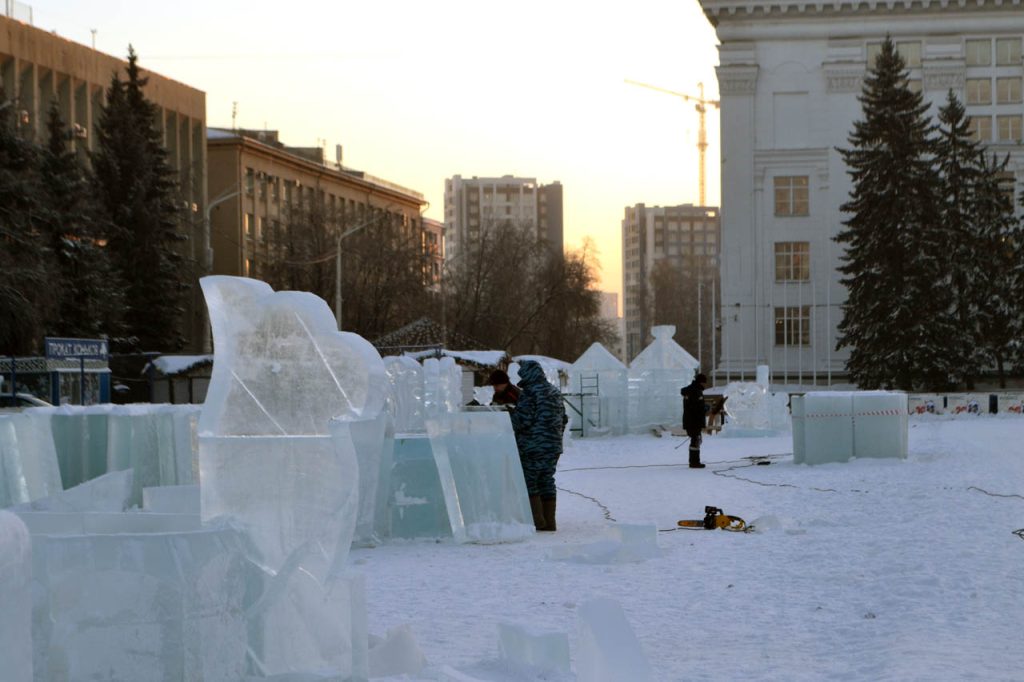 Пустые улицы, туманный горизонт и яркое солнце: фоторепортаж с улиц морозного Кемерова