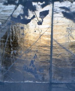 Пустые улицы, туманный горизонт и яркое солнце: фоторепортаж с улиц морозного Кемерова