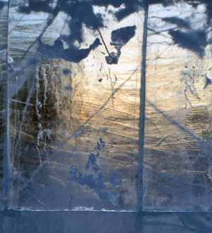 Пустые улицы, туманный горизонт и яркое солнце: фоторепортаж с улиц морозного Кемерова