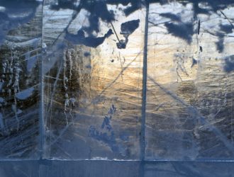 Пустые улицы, туманный горизонт и яркое солнце: фоторепортаж с улиц морозного Кемерова