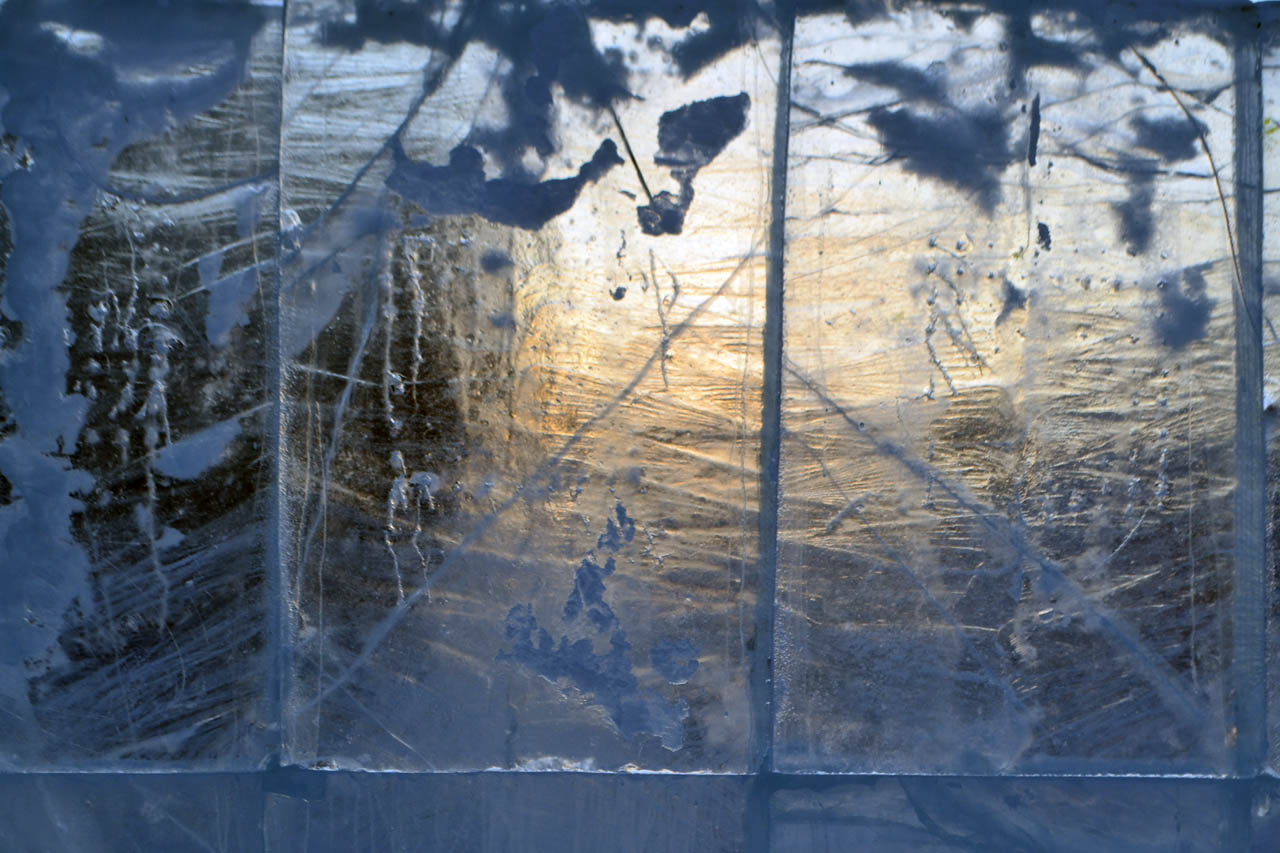 Пустые улицы, туманный горизонт и яркое солнце: фоторепортаж с улиц морозного Кемерова