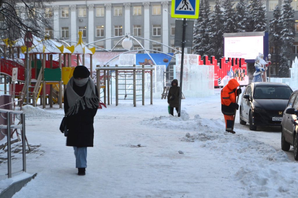 Пустые улицы, туманный горизонт и яркое солнце: фоторепортаж с улиц морозного Кемерова