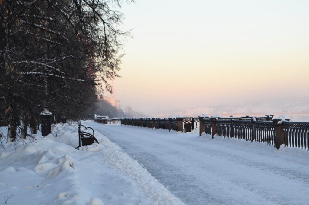 Пустые улицы, туманный горизонт и яркое солнце: фоторепортаж с улиц морозного Кемерова