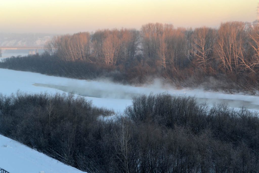 Пустые улицы, туманный горизонт и яркое солнце: фоторепортаж с улиц морозного Кемерова